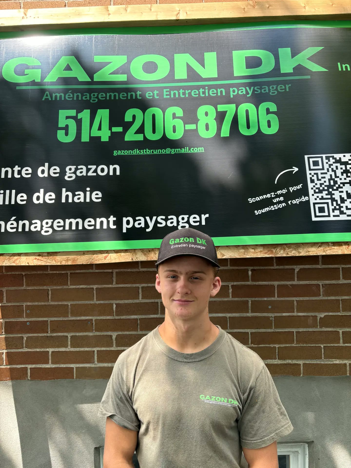 Kimi, copropriétaire de Gazon DK, portant une casquette Gazon DK.